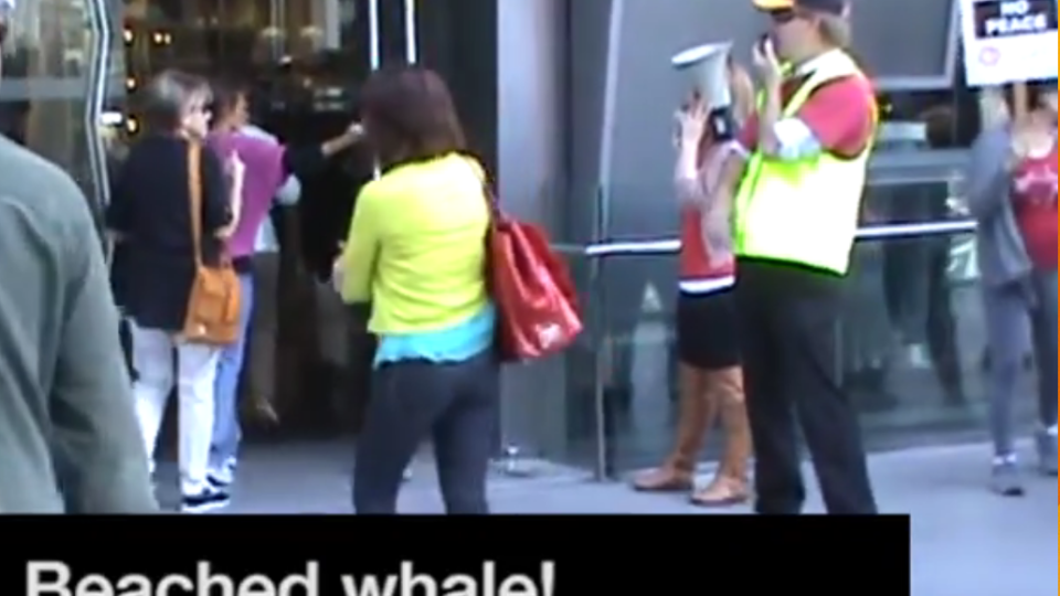 Culinary Workers Union strikers insult Las Vegas Casino patrons while Vegas Police look on